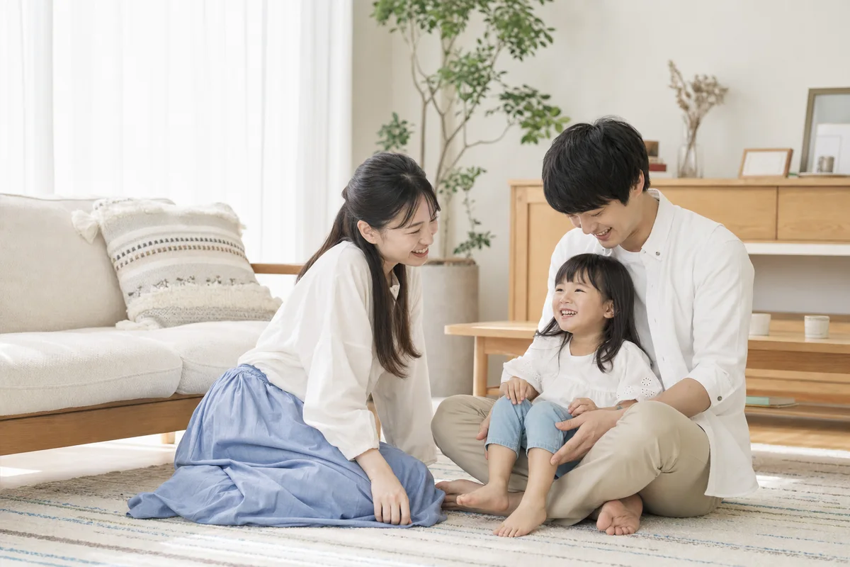 リビングでくつろぐ家族