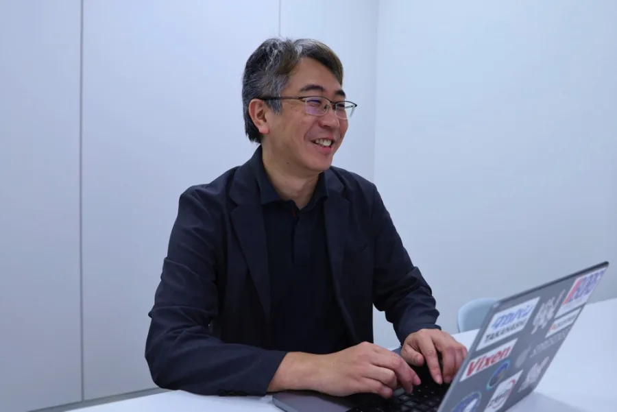 インタビューに答える藤井さん