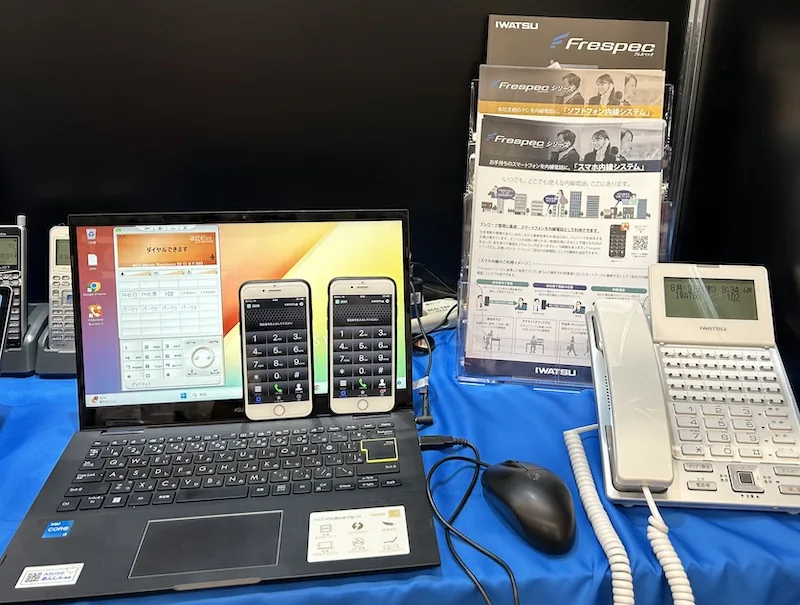 AGEphone BusinessをPCとスマートフォンで展示する様子